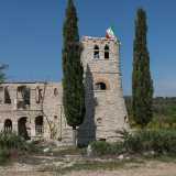 E pochi metri pi� in l� ecco la soprendente Torre degli Spiriti, che appare come un piccolo castello con tanto di torretta sulla quale svetta una bandiera dell'Italia. Realizzata interamente in pietra calcarea murgiana poggia su uno strato roccioso che affiora dal terreno